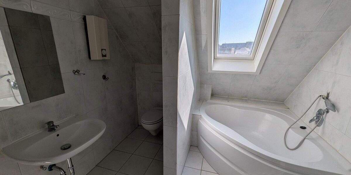 Badzimmer mit Eckbadewanne