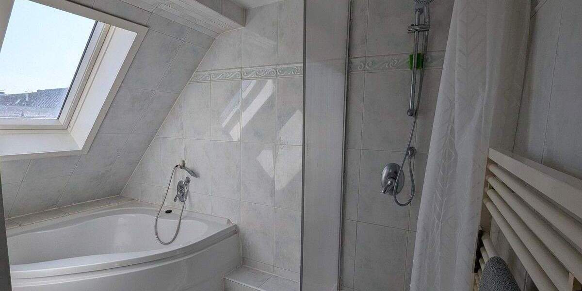 Dusche und Eckbadewanne